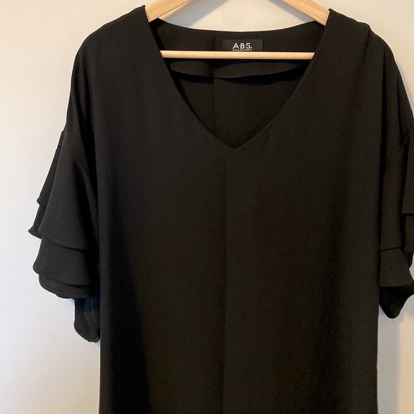 Ruffle sleeves dress in black - Picture 2 of 3